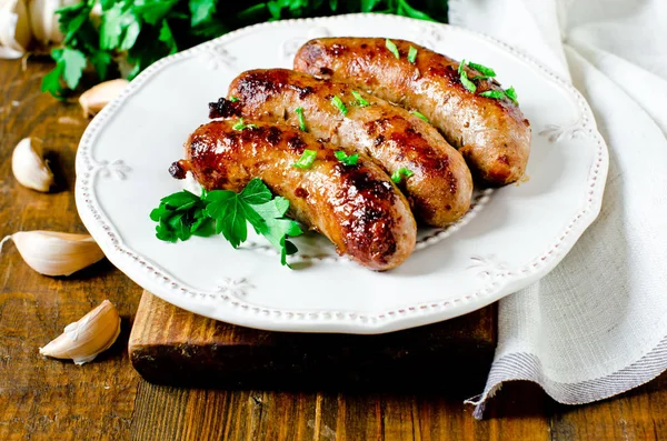 Salsicce fatte in casa di tacchino (pollo) fritte in una padella — Foto Stock