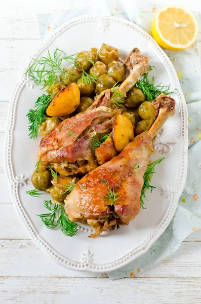 Pečené Turecko nohy s růžičkovou kapustou a citronem — Stock fotografie