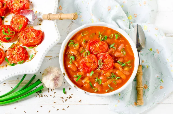 Sopa vegetariana de tomate com feijão e tomate assado — Fotografia de Stock