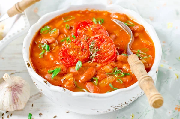 西红柿素汤配豆和烤西红柿 — 图库照片