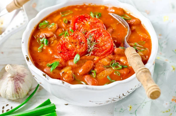 Soupe végétarienne aux tomates avec haricots et tomates cuites au four — Photo