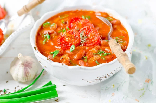 Soupe végétarienne aux tomates avec haricots et tomates cuites au four — Photo