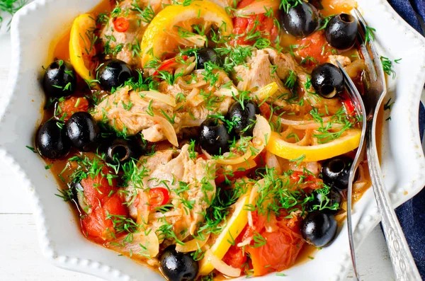 Курица (индейка) тушеная с помидорами, оливками и лимоном на итальянском языке — стоковое фото