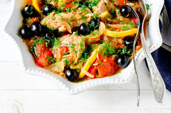 Chicken (turkey) stewed with tomatoes, olives and lemon in Itali — Stock Photo, Image