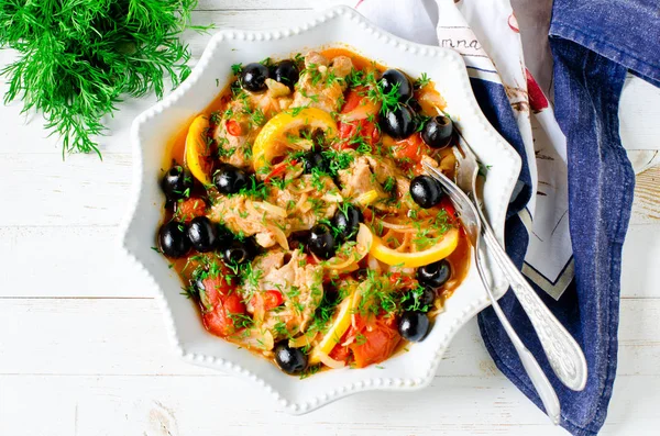 Kip (Turkije) gestoofd met tomaten, olijven en citroen in Itali — Stockfoto