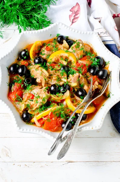 Chicken (turkey) stewed with tomatoes, olives and lemon in Itali — Stock Photo, Image