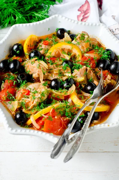 Chicken (turkey) stewed with tomatoes, olives and lemon in Itali — Stock Photo, Image