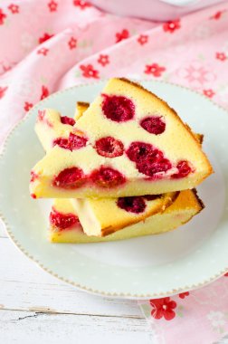 Ahududu ile süzme peynirli güveç