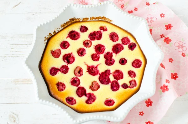 Cottage cheese casserole with raspberries — Stock Photo, Image