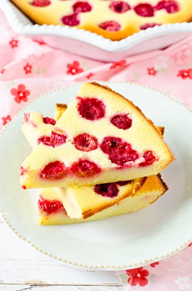 Cottage cheese casserole with raspberries — Stock Photo, Image