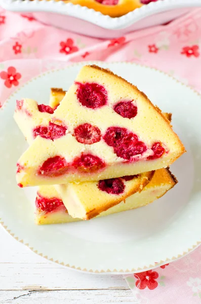 Cottage cheese casserole with raspberries — Stock Photo, Image