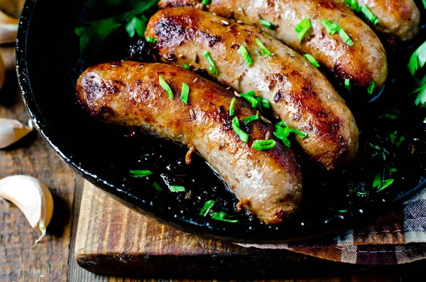 Salsicce fatte in casa di tacchino (pollo) fritte in una padella — Foto Stock