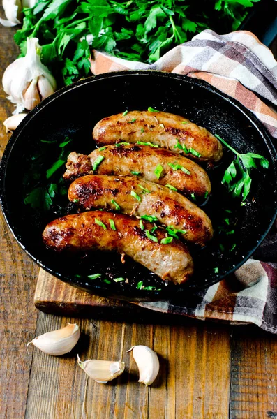 Salsicce fatte in casa di tacchino (pollo) fritte in una padella — Foto Stock