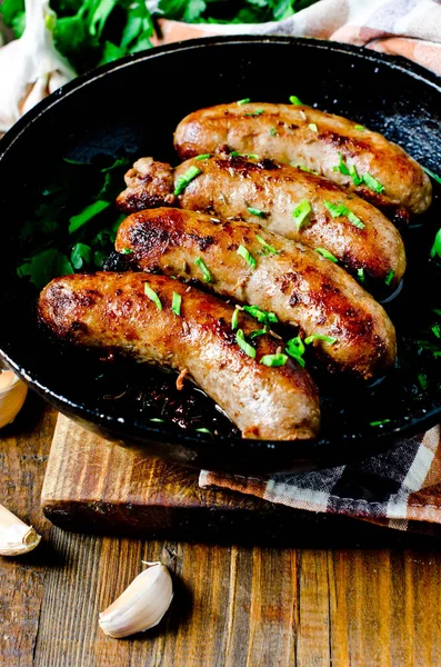 Salsicce fatte in casa di tacchino (pollo) fritte in una padella — Foto Stock