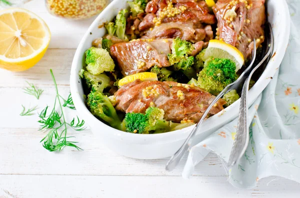 Pollo (pavo) al horno con brócoli, limón y mostaza de grano —  Fotos de Stock