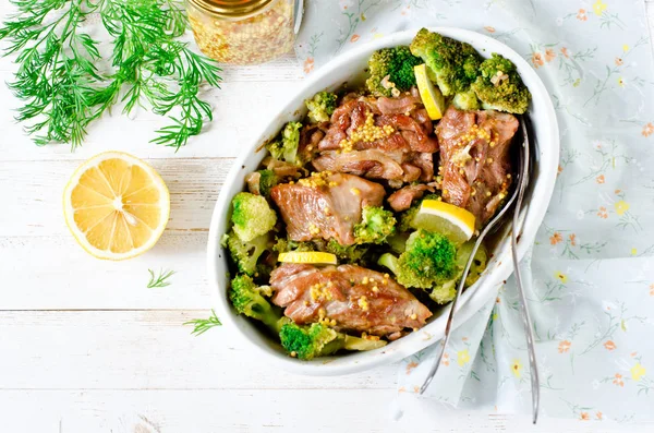Kyckling (kalkon) bakad med broccoli, citron och senap — Stockfoto