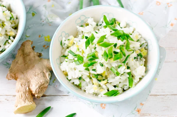 Stekt ris med grön lök och ingefära — Stockfoto