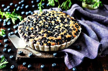 Koyu ahşap arka planda yaban mersinli kek. kırsal