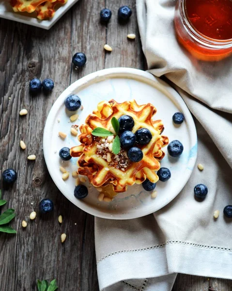 Gofres Vieneses Con Arándanos Miel Desayuno Rústico — Foto de Stock