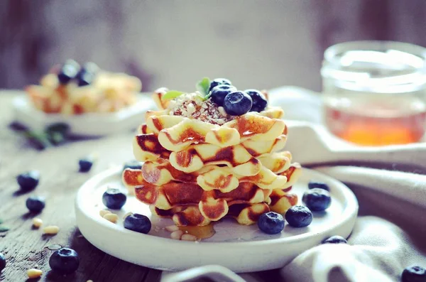 Weense Wafels Met Bosbessen Honing Ontbijt Rustiek — Stockfoto