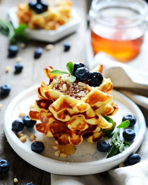 Gofres Vieneses Con Arándanos Miel Desayuno Rústico — Foto de Stock