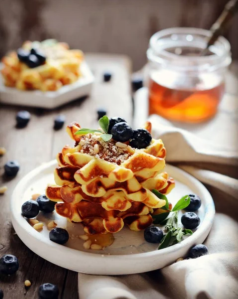 Weense Wafels Met Bosbessen Honing Ontbijt Rustiek — Stockfoto