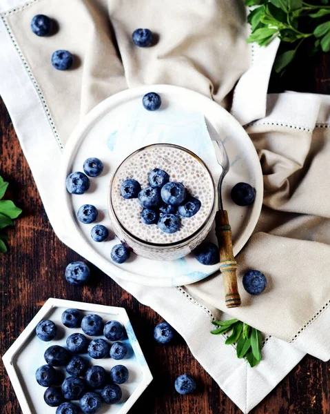 Pudim Chia Com Geléia Mirtilos Frasco Vidro Fundo Madeira Escura — Fotografia de Stock