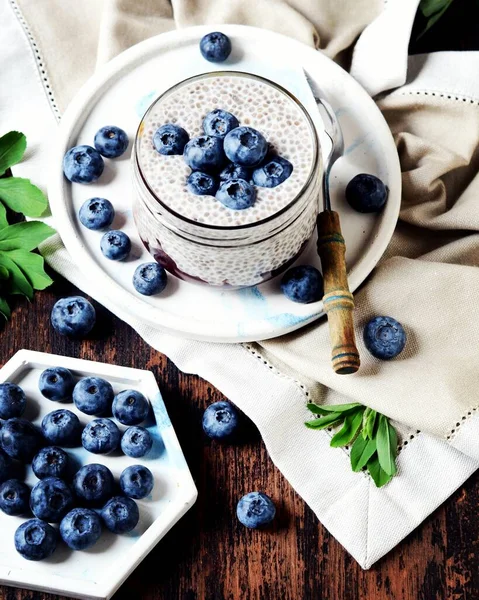 Chiapudding Met Jam Bosbessen Een Glazen Pot Een Donkere Houten — Stockfoto