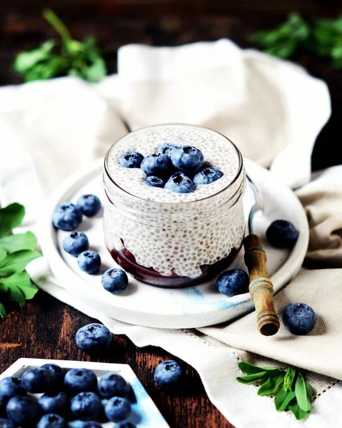 Chia Pudding Mit Marmelade Und Blaubeeren Einem Glas Auf Dunklem — Stockfoto