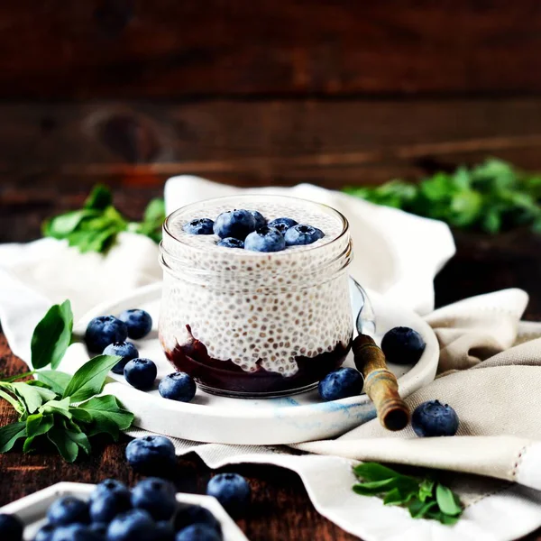 Chia Pudink Marmeládou Borůvkami Skleněné Sklenici Tmavém Dřevěném Pozadí Rustikální — Stock fotografie