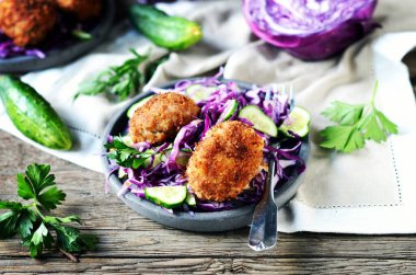 Kırmızı lahana ve salatalı pirzola. kırsal