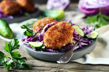 Kırmızı lahana ve salatalı pirzola. kırsal