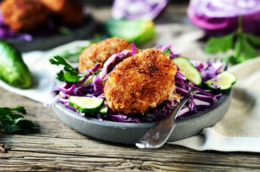 Kırmızı lahana ve salatalı pirzola. kırsal