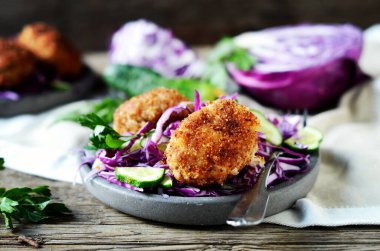 Kırmızı lahana ve salatalı pirzola. kırsal