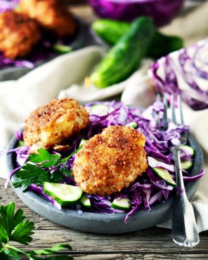 Kırmızı lahana ve salatalı pirzola. kırsal