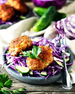 Kırmızı lahana ve salatalı pirzola. kırsal