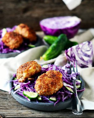 Kırmızı lahana ve salatalı pirzola. kırsal