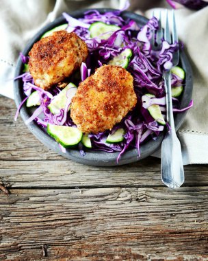 Kırmızı lahana ve salatalı pirzola. kırsal