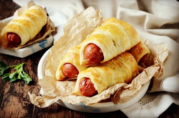 Salsicce Nella Pasta Piatto Uno Sfondo Legno Scuro Rustico — Foto Stock