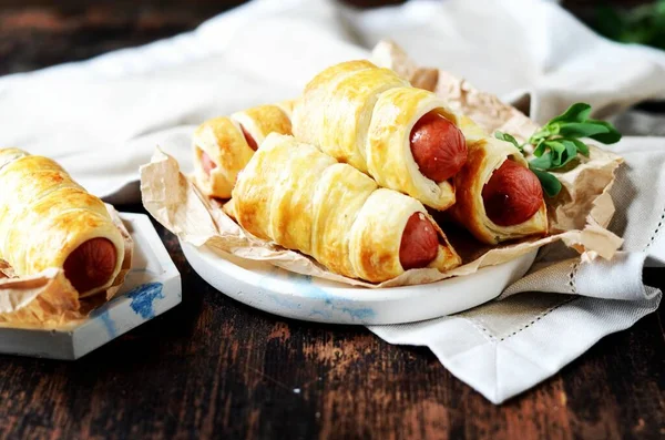 Salsicce Nella Pasta Piatto Uno Sfondo Legno Scuro Rustico — Foto Stock