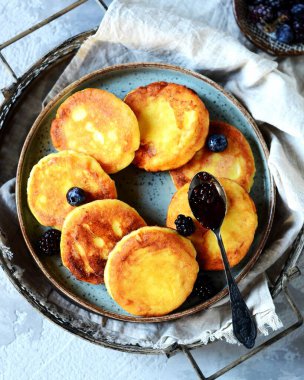  Yaban mersinli glütensiz peynirli krep, kahvaltı.