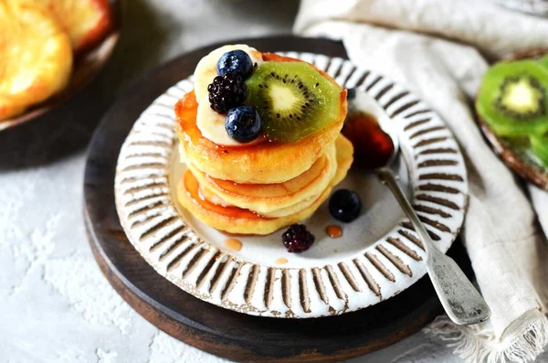 Fritters Honey Banana Blueberries Kiwi Breakfast — Stock Photo, Image