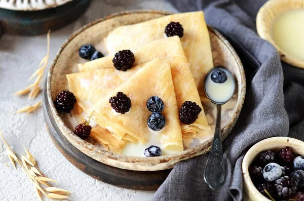 Panqueques Finos Con Arándanos Leche Condensada Plato Sobre Fondo Gris — Foto de Stock