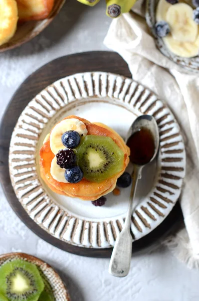 Buñuelos Con Miel Plátano Arándanos Kiwi Desayuno — Foto de Stock