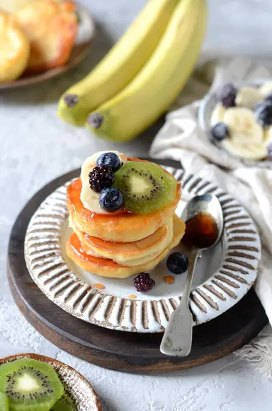 Reibekuchen Mit Honig Banane Blaubeeren Und Kiwi Frühstück — Stockfoto
