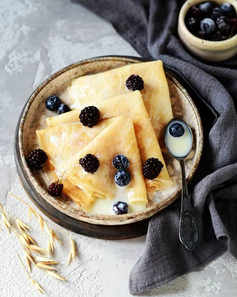 Tunna Pannkakor Med Blåbär Och Kondenserad Mjölk Tallrik Grå Bakgrund — Stockfoto