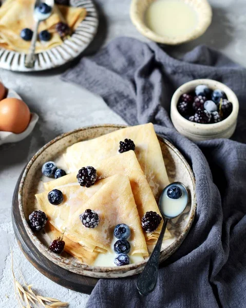 Dunne Pannenkoeken Met Bosbessen Gecondenseerde Melk Een Bord Een Grijze — Stockfoto