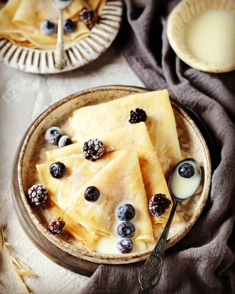 Tunna Pannkakor Med Blåbär Och Kondenserad Mjölk Tallrik Grå Bakgrund — Stockfoto