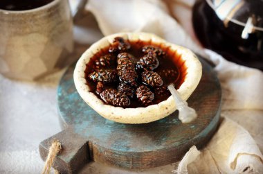 Gri arka planda bir kasede koni reçeli