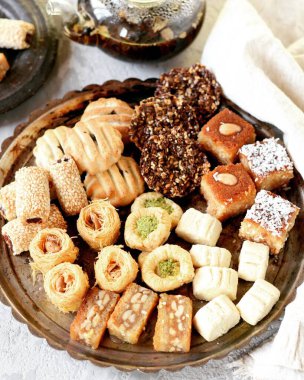 Gri arka planda tatlı, yenilebilir kaşıklar